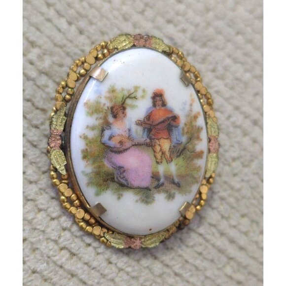 Vintage Porcelain Brooch/Pendant Courting Couple Scene & Ornate Gold-Tone Frame - Picture 3 of 7